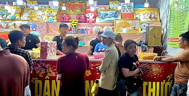 Bắt nhóm tổ chức 'bốc thăm trúng thưởng' trong hội chợ ở Tây Ninh để lừa đảo Bắt nhóm tổ chức 'bốc thăm trúng thưởng' trong hội chợ ở Tây Ninh để lừa đảo