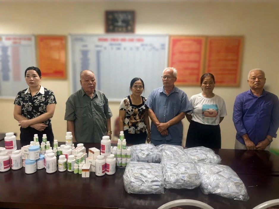 Bắt nhóm trộn thuốc giảm đau với thảo dược để làm "thuốc Đông y gia truyền" Bắt nhóm trộn thuốc giảm đau với thảo dược để làm "thuốc Đông y gia truyền"