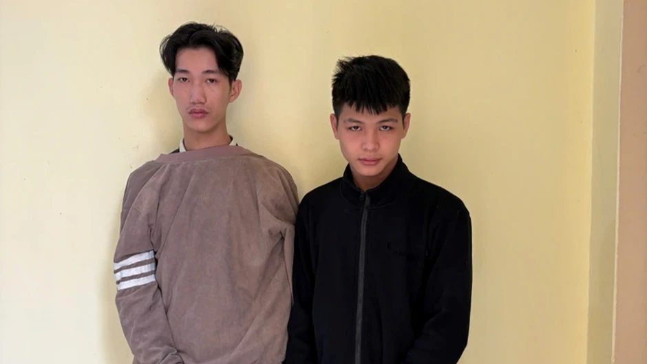 Bắt nóng 2 đối tượng buôn ma túy ngay cổng trường giờ tan học Bắt nóng 2 đối tượng buôn ma túy ngay cổng trường giờ tan học