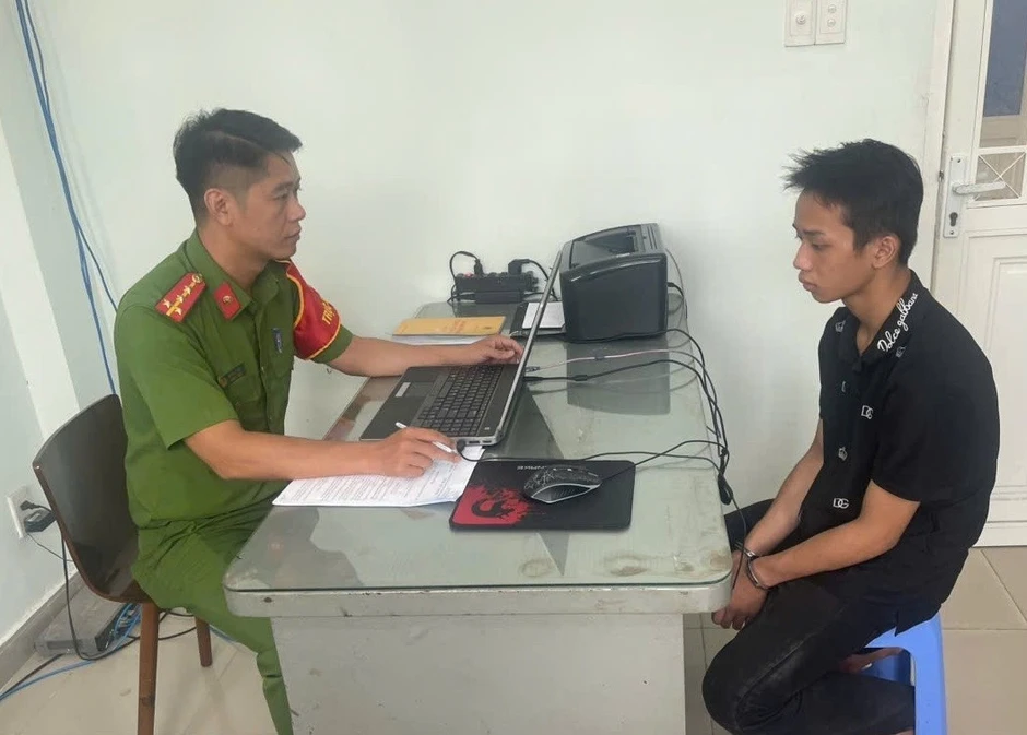 Bắt 'nóng' đối tượng cướp giật tài sản của người phụ nữ khuyết tật Bắt 'nóng' đối tượng cướp giật tài sản của người phụ nữ khuyết tật