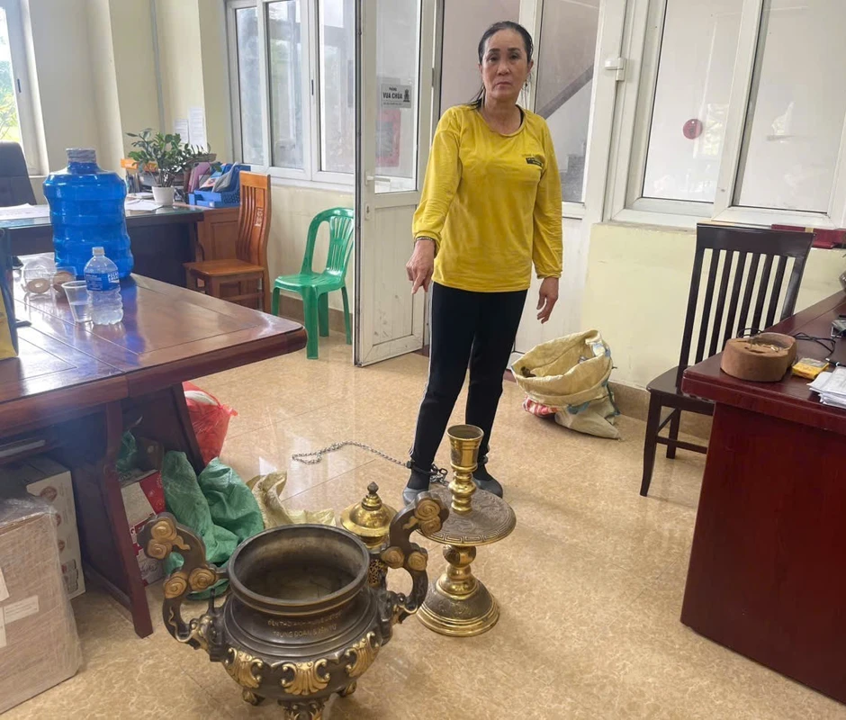 Bắt nữ đối tượng trộm lư hương tại đền thờ liệt sĩ Yên Tử Bắt nữ đối tượng trộm lư hương tại đền thờ liệt sĩ Yên Tử