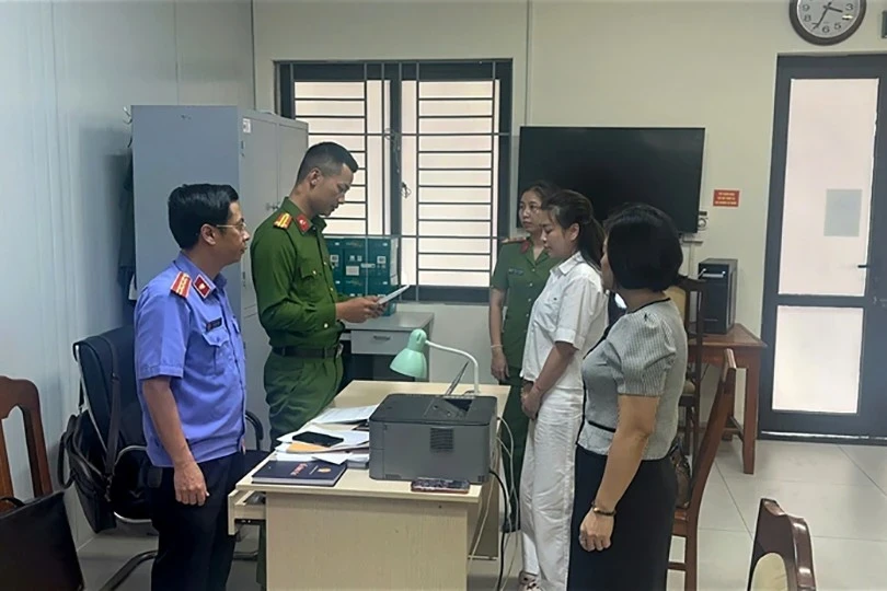 Bắt nữ giám đốc và kế toán nhà xe Vân Anh ở Thanh Hóa trốn thuế 34 tỉ đồng Bắt nữ giám đốc và kế toán nhà xe Vân Anh ở Thanh Hóa trốn thuế 34 tỉ đồng