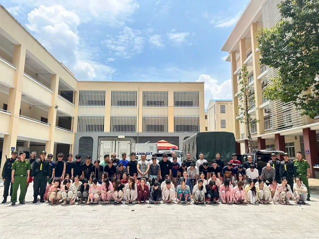 Bắt Phạm Phương Anh SN 1999 cùng hàng loạt đối tượng Bắt Phạm Phương Anh SN 1999 cùng hàng loạt đối tượng