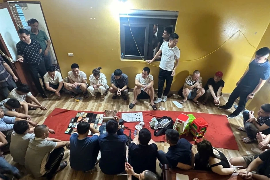 Bắt quả tang 25 con bạc đang sát phạt, thu giữ gần nửa tỷ đồng Bắt quả tang 25 con bạc đang sát phạt, thu giữ gần nửa tỷ đồng