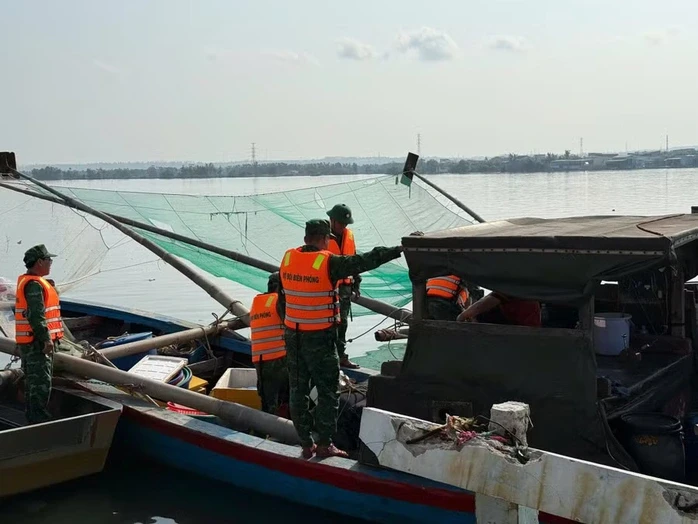 Bắt quả tang 3 tàu cá dùng kích điện khai thác thủy sản trên đầm Thị Nại Bắt quả tang 3 tàu cá dùng kích điện khai thác thủy sản trên đầm Thị Nại