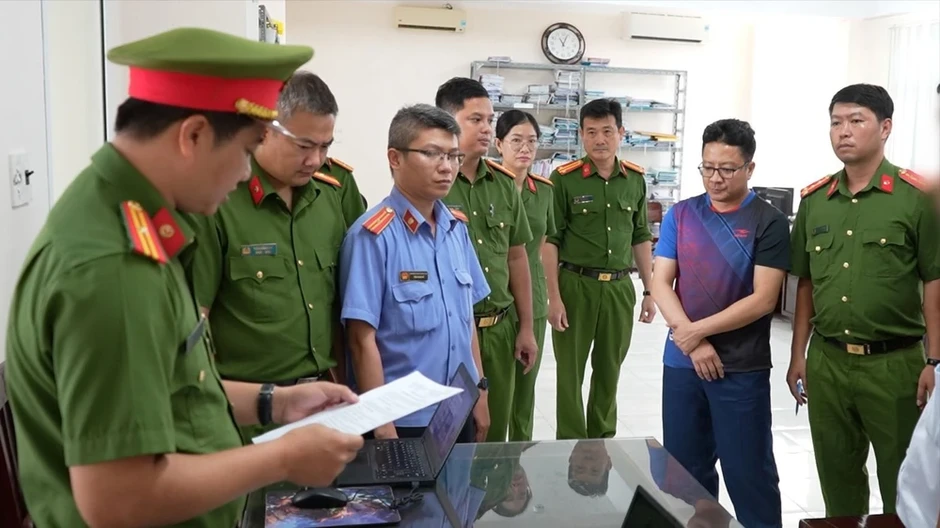 Bắt quả tang cán bộ thuế nhận 100 triệu đồng của doanh nghiệp Bắt quả tang cán bộ thuế nhận 100 triệu đồng của doanh nghiệp