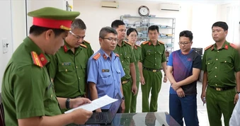 Bắt quả tang cán bộ thuế nhận 100 triệu đồng của doanh nghiệp