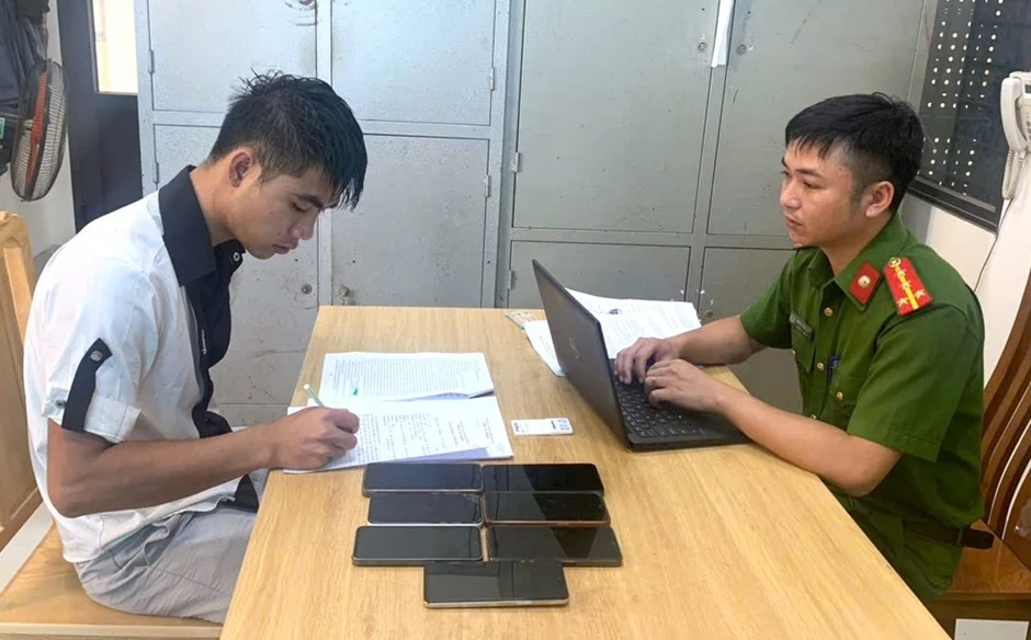Bắt quả tang đối tượng trộm cắp điện thoại trong Khu công nghiệp Kim Bảng I Bắt quả tang đối tượng trộm cắp điện thoại trong Khu công nghiệp Kim Bảng I