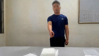 Bắt quả tang đối tượng xuất cảnh trái phép, khám xét, thu giữ gần 1kg ma túy đá