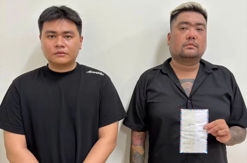 Bắt quả tang hai thanh niên mang cần sa trong người Bắt quả tang hai thanh niên mang cần sa trong người