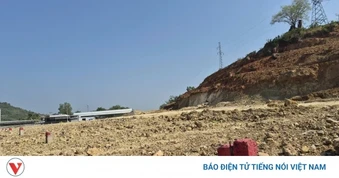Bắt quả tang khai thác đất trái phép gần đường dây điện cao thế ở Khánh Hòa