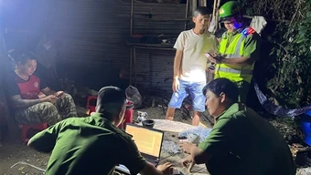 Bắt quả tang nhóm cát tặc dùng thiết bị hút cát dưới sông Chò đưa lên nhiều xe tải
