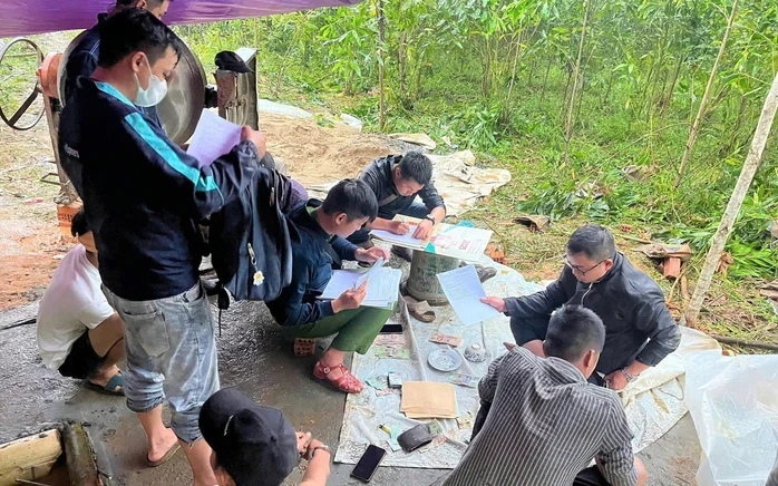 Bắt quả tang nhóm người lợi dụng đào huyệt đám tang để đánh bạc Bắt quả tang nhóm người lợi dụng đào huyệt đám tang để đánh bạc
