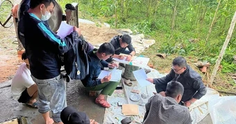 Bắt quả tang nhóm người lợi dụng đào huyệt đám tang để đánh bạc