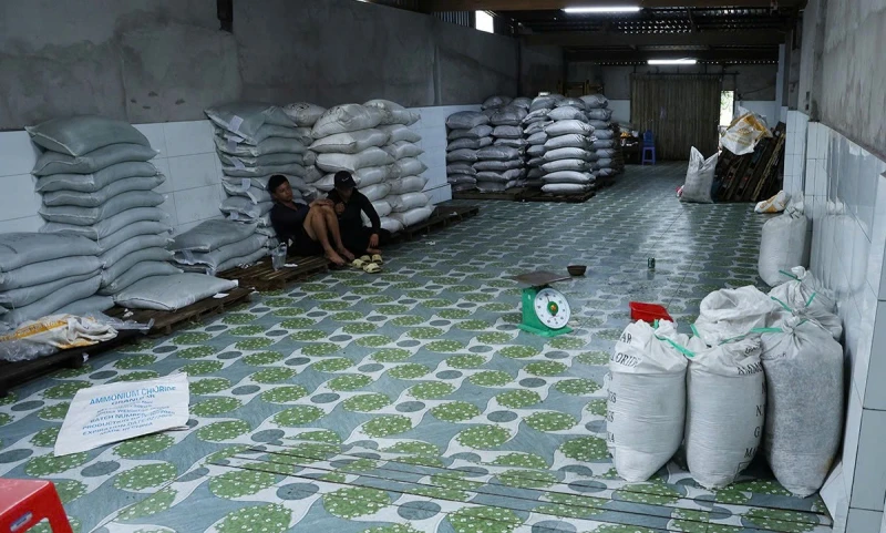 Bắt quả tang vụ sản xuất, vận chuyển phân bón trái phép Bắt quả tang vụ sản xuất, vận chuyển phân bón trái phép