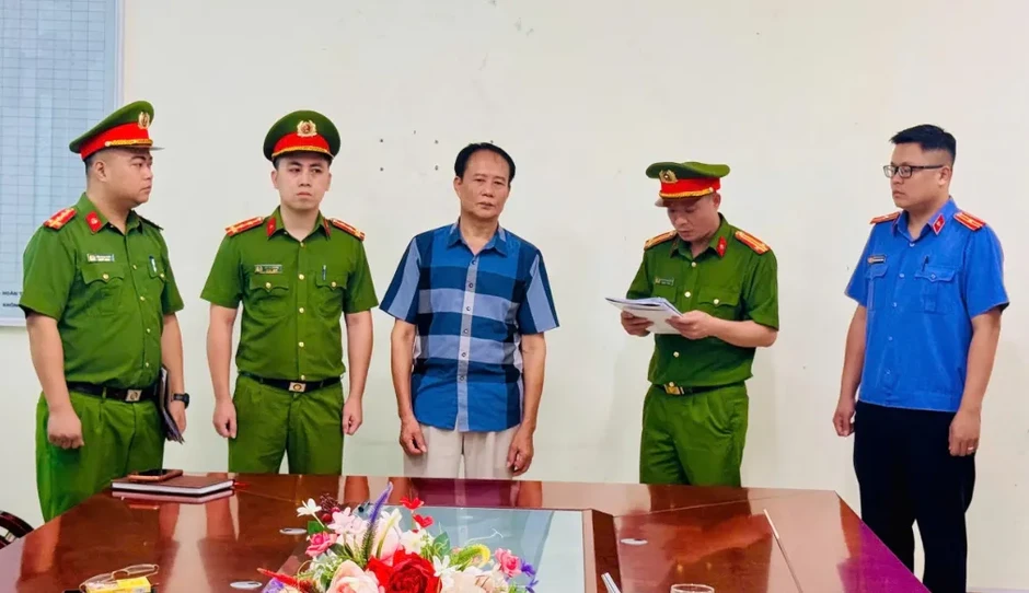 Bắt tạm giam 3 cựu cán bộ thuế ở Lào Cai liên quan sai phạm thu phí cửa khẩu Bắt tạm giam 3 cựu cán bộ thuế ở Lào Cai liên quan sai phạm thu phí cửa khẩu