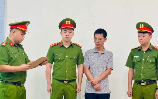 Bắt tạm giam 3 cựu cán bộ thuế ở Lào Cai liên quan sai phạm thu phí cửa khẩu Bắt tạm giam 3 cựu cán bộ thuế ở Lào Cai liên quan sai phạm thu phí cửa khẩu