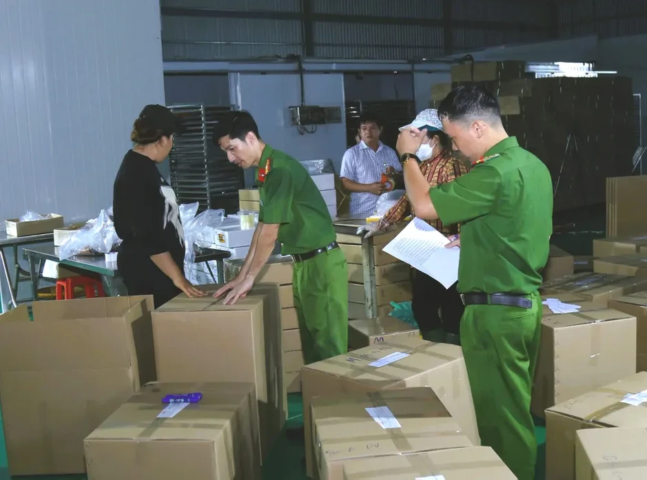 Bắt tạm giam 4 người "biến" thịt trâu thành khô bò, bán ra thị trường Bắt tạm giam 4 người "biến" thịt trâu thành khô bò, bán ra thị trường