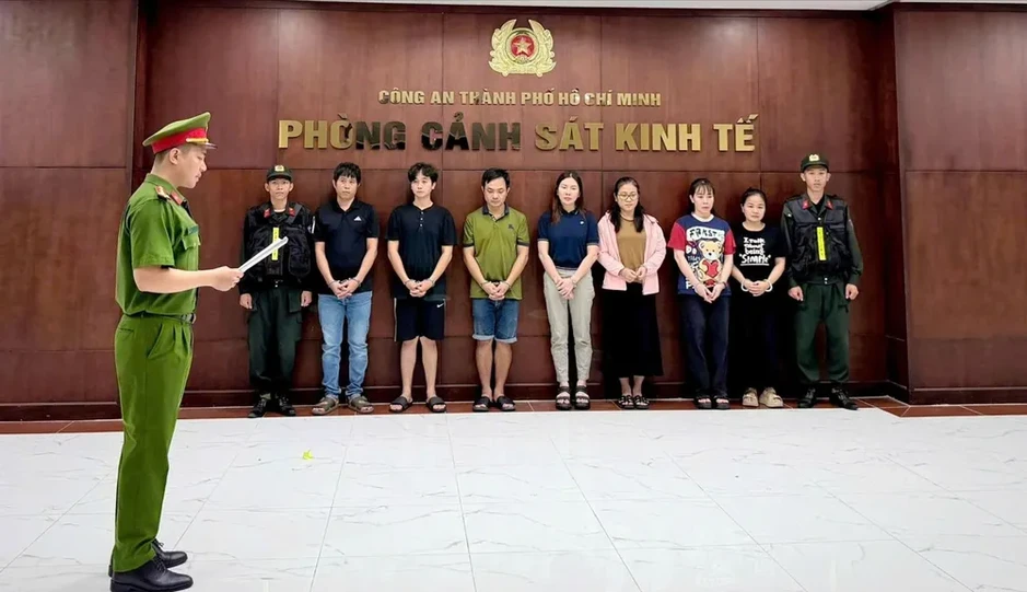 Bắt tạm giam bị can cầm đầu đường dây đổ trái phép hơn 20.000 tấn chất thải Bắt tạm giam bị can cầm đầu đường dây đổ trái phép hơn 20.000 tấn chất thải
