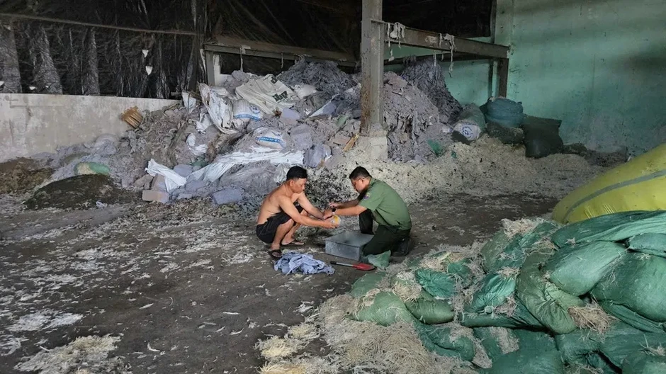 Bắt tạm giam bị can cầm đầu đường dây đổ trái phép hơn 20.000 tấn chất thải Bắt tạm giam bị can cầm đầu đường dây đổ trái phép hơn 20.000 tấn chất thải