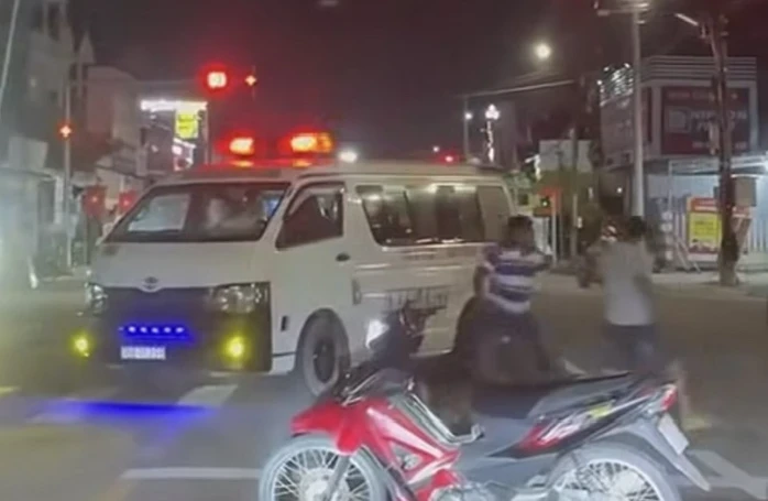 Bắt tạm giam đối tượng liên tục đuổi theo xe cứu thương hơn 10km để đập phá Bắt tạm giam đối tượng liên tục đuổi theo xe cứu thương hơn 10km để đập phá