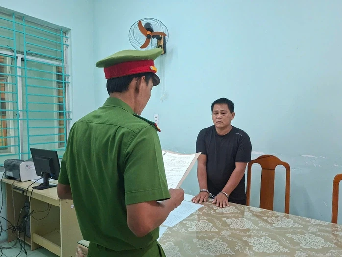 Bắt tạm giam đối tượng liên tục đuổi theo xe cứu thương hơn 10km để đập phá Bắt tạm giam đối tượng liên tục đuổi theo xe cứu thương hơn 10km để đập phá