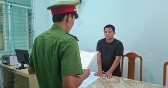Bắt tạm giam đối tượng liên tục đuổi theo xe cứu thương hơn 10km để đập phá