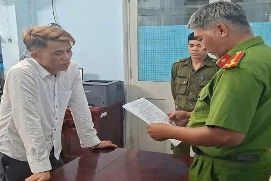 Bắt tạm giam đối tượng nhốt, dọa chém thẩm phán và thư ký tòa án Bắt tạm giam đối tượng nhốt, dọa chém thẩm phán và thư ký tòa án