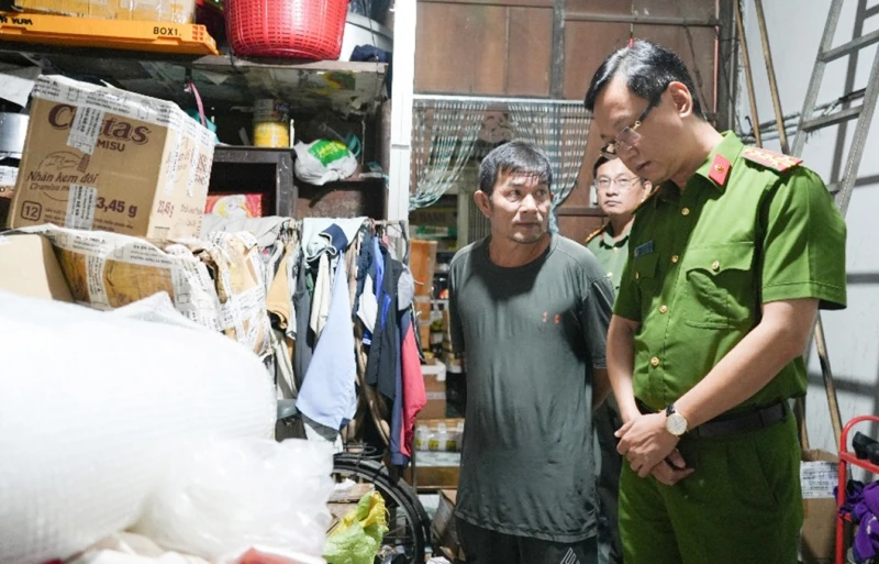 Bắt tạm giam đối tượng sản xuất, buôn bán nước hoa giả Bắt tạm giam đối tượng sản xuất, buôn bán nước hoa giả