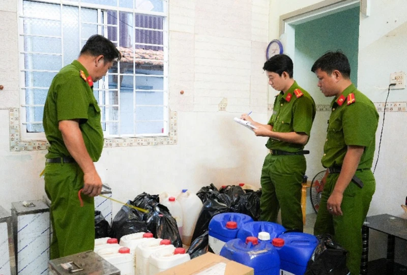 Bắt tạm giam đối tượng sản xuất, buôn bán nước hoa giả Bắt tạm giam đối tượng sản xuất, buôn bán nước hoa giả