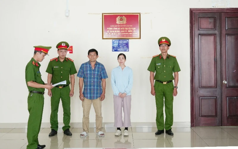Bắt tạm giam đối tượng sản xuất, buôn bán nước hoa giả Bắt tạm giam đối tượng sản xuất, buôn bán nước hoa giả