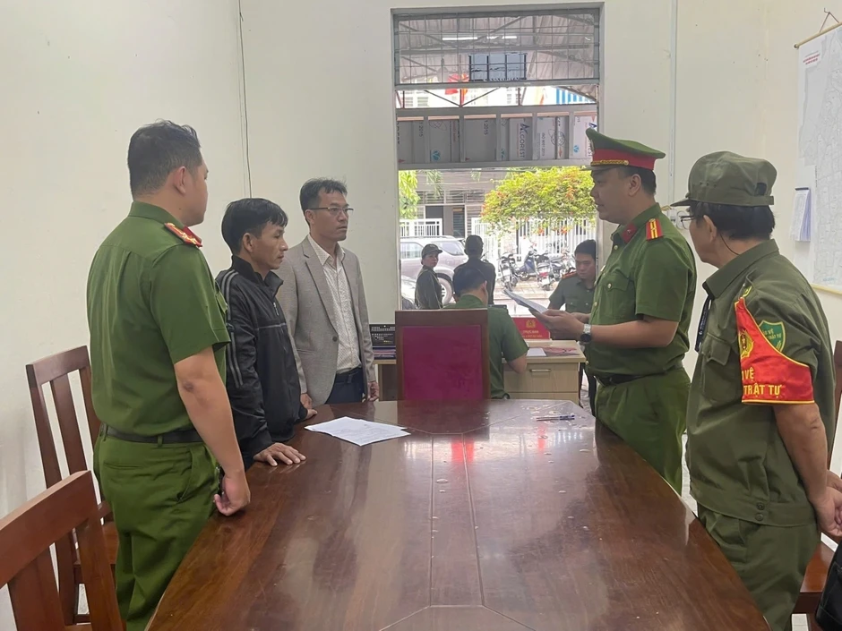Bắt tạm giam đối tượng tự ý bán đất chung, chiếm đoạt hơn 1,4 tỷ đồng Bắt tạm giam đối tượng tự ý bán đất chung, chiếm đoạt hơn 1,4 tỷ đồng