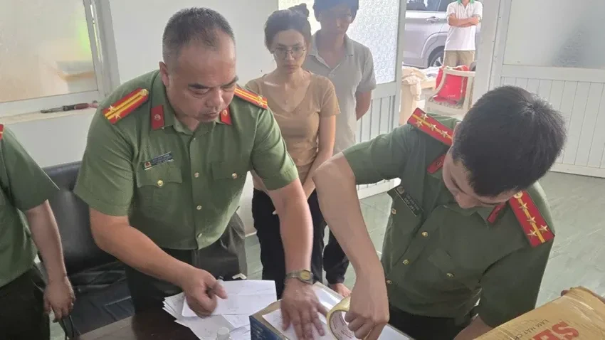 Bắt tạm giam giám đốc doanh nghiệp, thu giữ gần 100 tấn quặng phóng xạ Bắt tạm giam giám đốc doanh nghiệp, thu giữ gần 100 tấn quặng phóng xạ