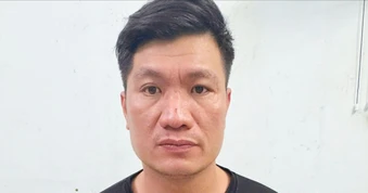 Bắt tạm giam kẻ ném ghế vào người phụ nữ lớn tuổi tại quán ăn ở Gia Lai