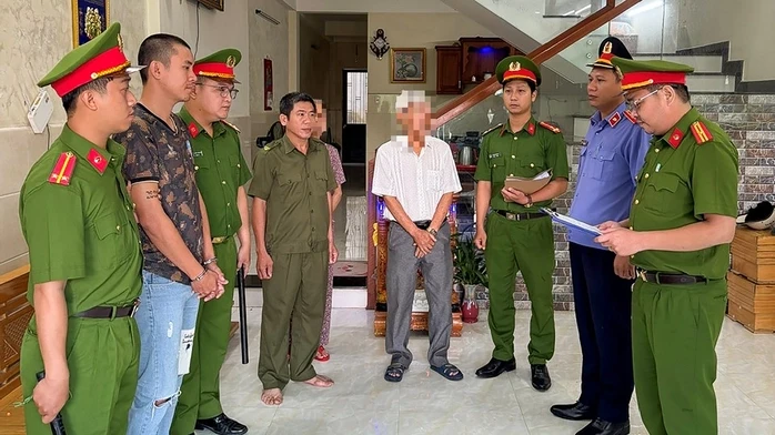 Bắt tạm giam người cầm 2 con dao làm loạn quán cà phê ở Đà Nẵng Bắt tạm giam người cầm 2 con dao làm loạn quán cà phê ở Đà Nẵng