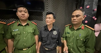 Bắt tạm giam người đàn ông cự cãi với tài xế xe ôm rồi lấy ô tô chạy ngược chiều đuổi theo