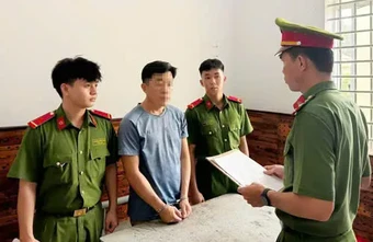 Bắt tạm giam người đàn ông nhiều lần giao cấu với bé gái 15 tuổi