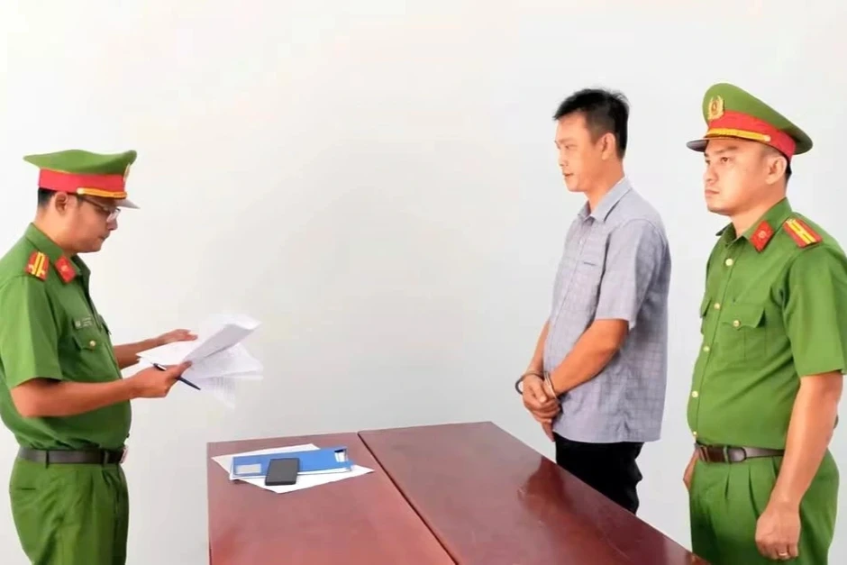 Bắt tạm giam người đàn ông phát tán 6 video nhạy cảm của bạn gái Bắt tạm giam người đàn ông phát tán 6 video nhạy cảm của bạn gái