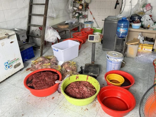 Bắt tạm giam ông chủ buôn bán thịt bò giả ở 2 khu chợ, thu hơn 9 tỷ đồng Bắt tạm giam ông chủ buôn bán thịt bò giả ở 2 khu chợ, thu hơn 9 tỷ đồng