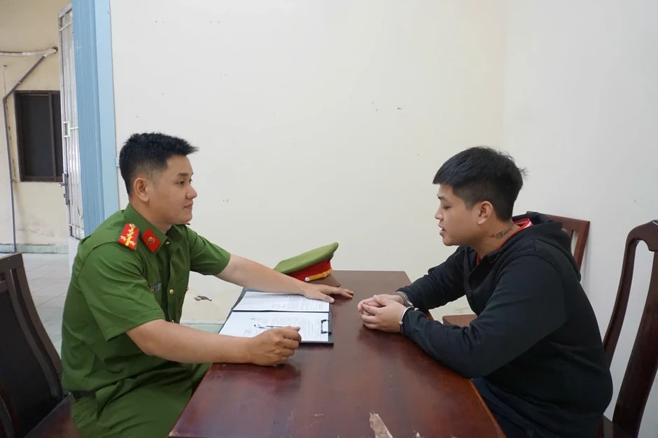 Bắt tạm giam thanh niên dùng chiêu đẩy người vay tiền rơi vào vòng xoáy nợ nần Bắt tạm giam thanh niên dùng chiêu đẩy người vay tiền rơi vào vòng xoáy nợ nần