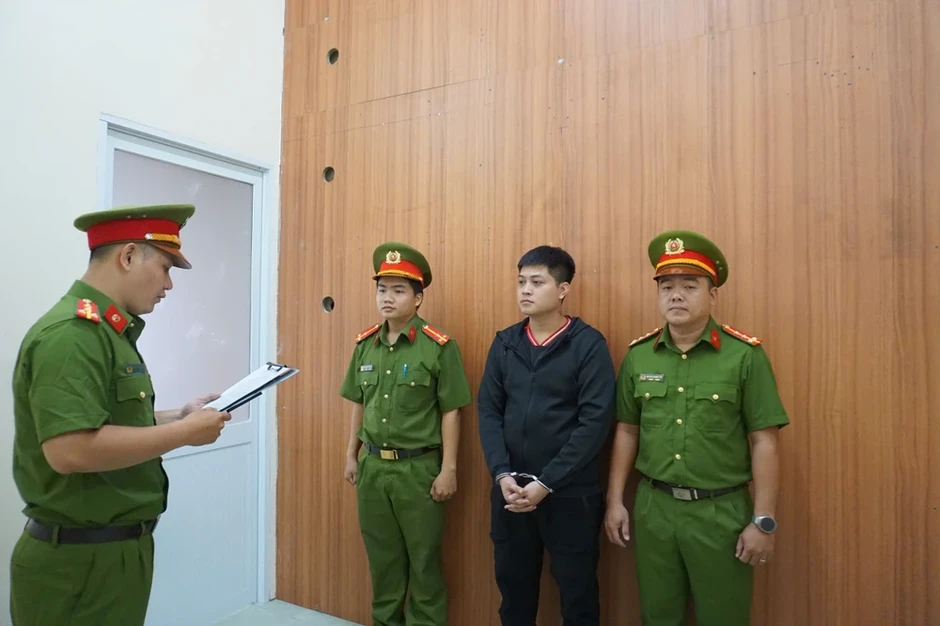 Bắt tạm giam thanh niên dùng chiêu đẩy người vay tiền rơi vào vòng xoáy nợ nần Bắt tạm giam thanh niên dùng chiêu đẩy người vay tiền rơi vào vòng xoáy nợ nần