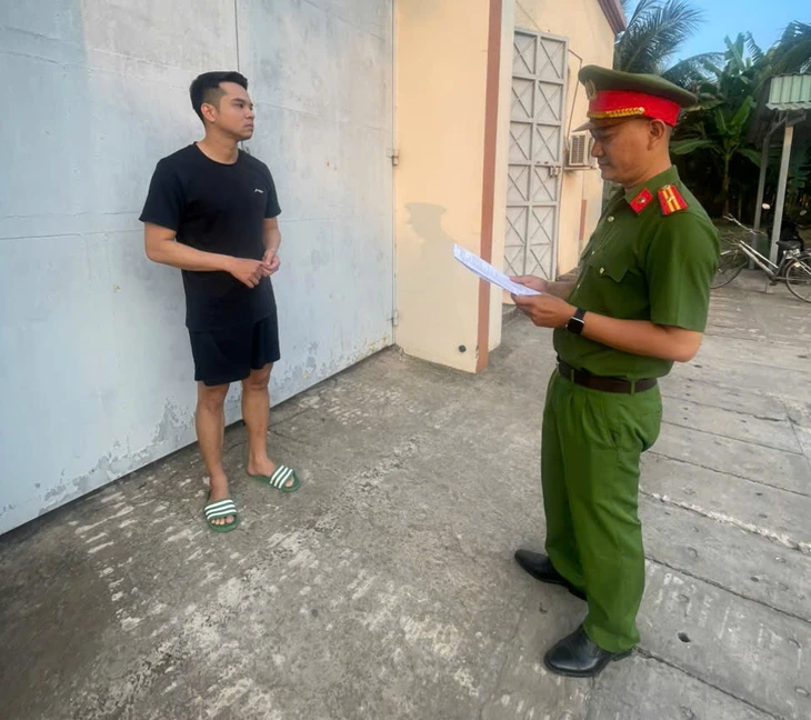 Bắt thanh niên chém chết người rồi đến bệnh viện tâm thần làm thủ tục nhập viện Bắt thanh niên chém chết người rồi đến bệnh viện tâm thần làm thủ tục nhập viện
