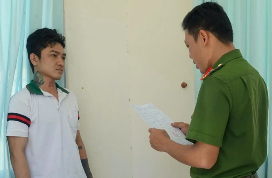 Bắt thanh niên dùng dao đâm bạn gái trọng thương, đâm người can ngăn tử vong Bắt thanh niên dùng dao đâm bạn gái trọng thương, đâm người can ngăn tử vong