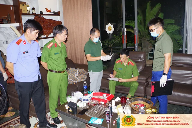Bắt và khám xét khẩn cấp nơi ở của trùm giang hồ cộm cán Nguyễn Minh Đức SN 1981 Bắt và khám xét khẩn cấp nơi ở của trùm giang hồ cộm cán Nguyễn Minh Đức SN 1981