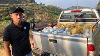 Bắt vụ nghi vận chuyển khoảng 900 lít xăng qua biên giới