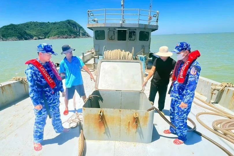 Bắt vụ vận chuyển trái phép 22.000 lít dầu DO trên vùng biển Hà Tĩnh Bắt vụ vận chuyển trái phép 22.000 lít dầu DO trên vùng biển Hà Tĩnh