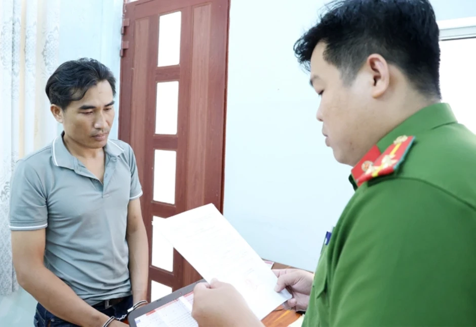 Bé gái bị người tình của mẹ hãm hại Bé gái bị người tình của mẹ hãm hại