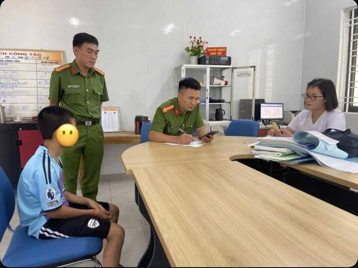 Bé trai 11 tuổi nghi bị bố và mẹ kế bạo hành ở Nghệ An: Công an vào cuộc