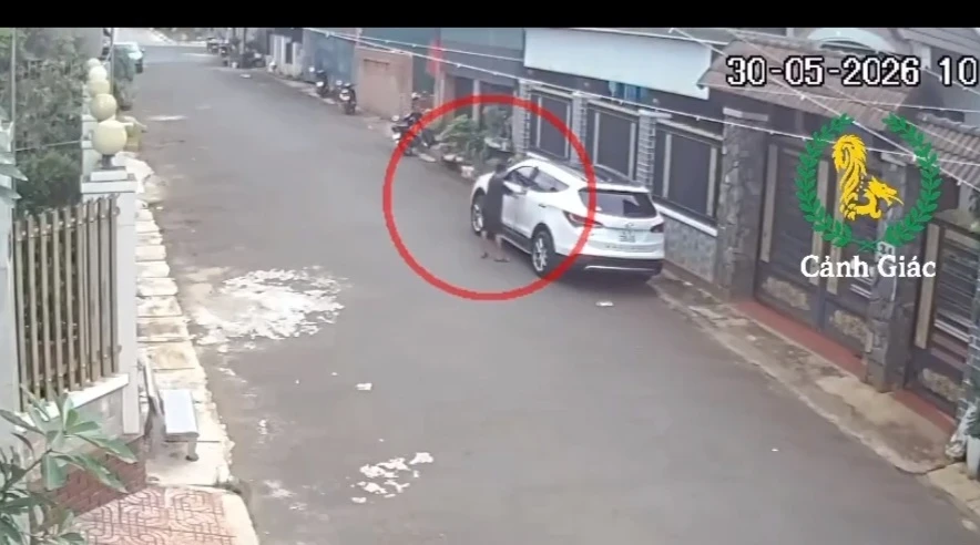 Bé trai 12 tuổi lái ô tô khiến nhiều người thót tim Bé trai 12 tuổi lái ô tô khiến nhiều người thót tim