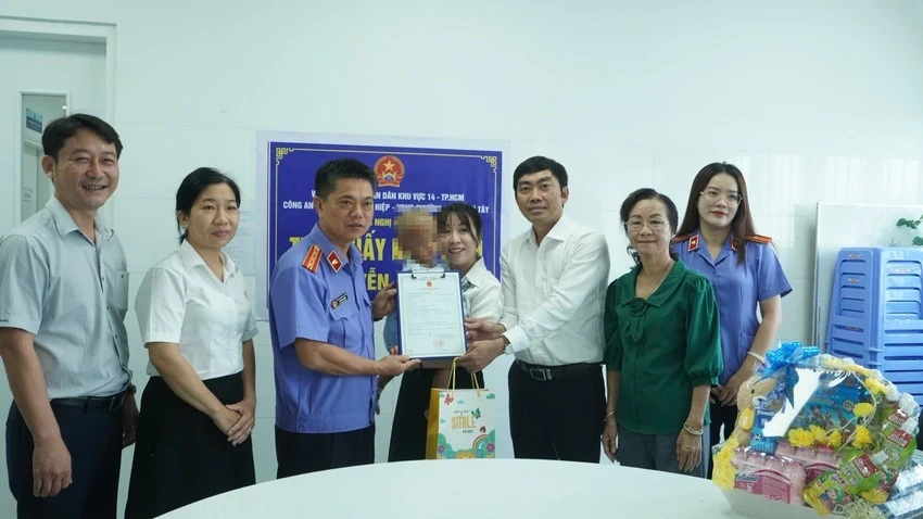Bé trai 2 tuổi bị mẹ ruột và 'bố dượng' bạo hành đã được cấp giấy khai sinh